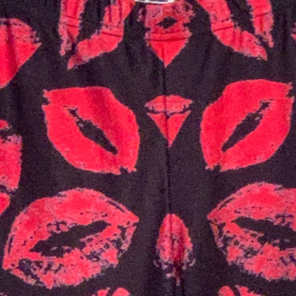 💋SEXY SILK/SATIN RED LIP KISS LEGGINGS💋 - Picture 4 of 4